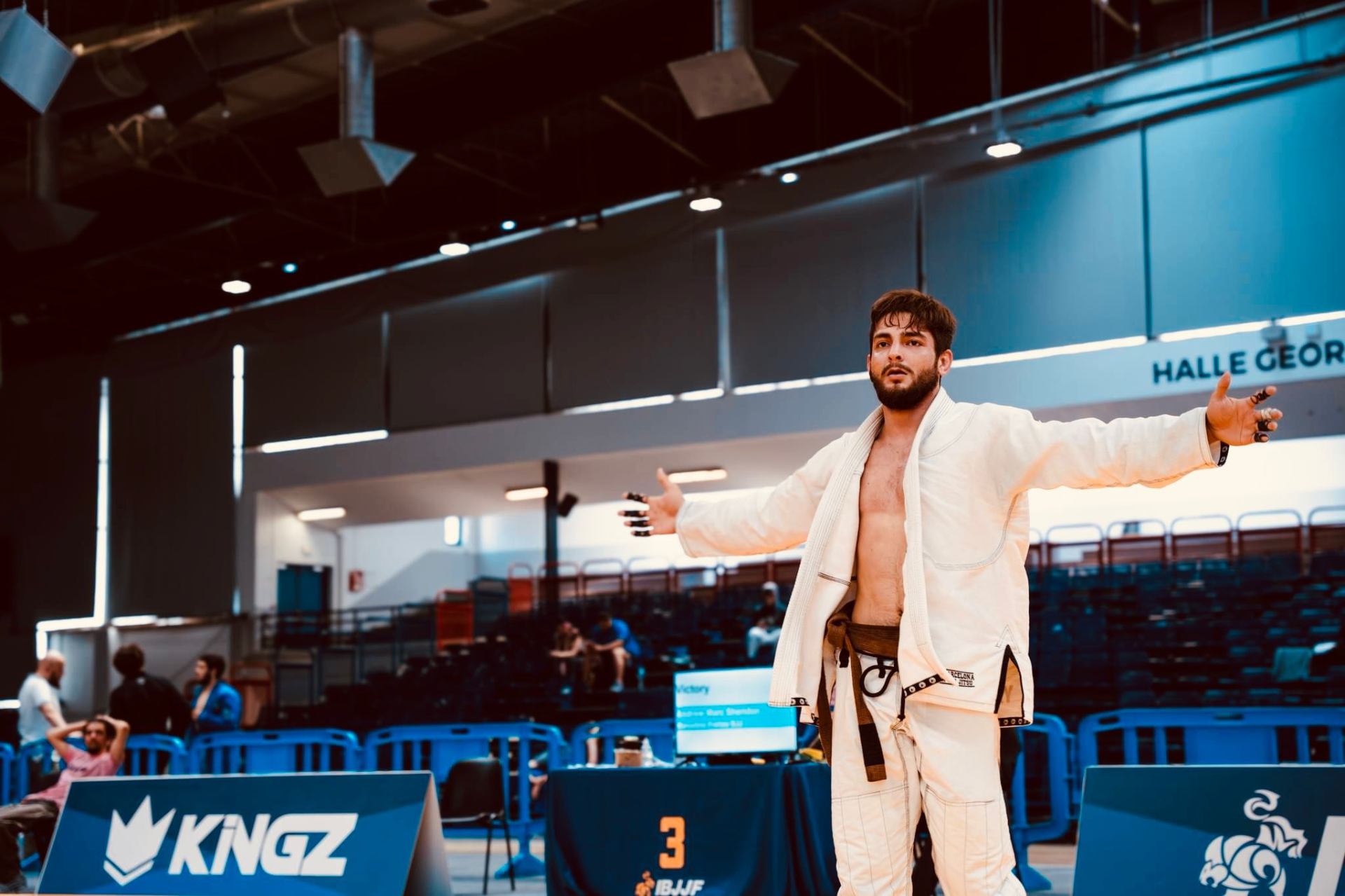 Yasser Martins celebrando victoria en IBJJF